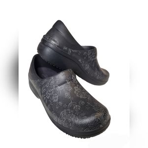 Crocs Women's Floral Black Slip On Slip Resistant Work Low Top Clog Shoes Size 8